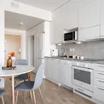 Modern 1br With Sauna & Balcony דירה טמפרה